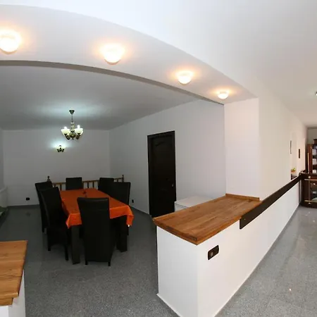 Pensiunea Casa Zarnesteana 3*